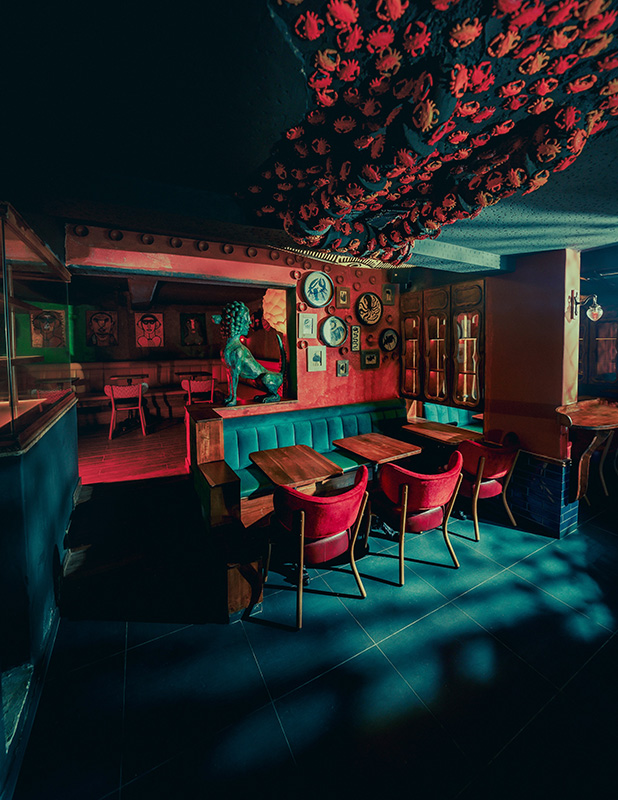 The 2,5000 sq- ft space allowed the team to create a multi-faceted bar divided into five segments, punctuated by closets showcasing artworks. (Image Credits: Dali & Gala) 